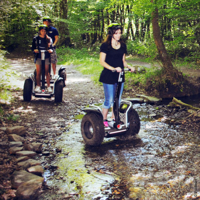 Groupe de vacanciers en balade en segway à travers une forêt