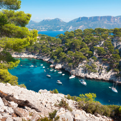 Vue sur une calanque près de Cassis avec bateaux et mer turquoise en Méditerranée