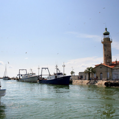 Phare et bateaux de pêche au port du Grau-du-Roi en Méditerranée