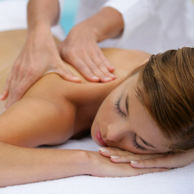 Femme recevant un massage bien-être pendant ses vacances