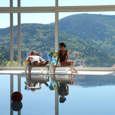 Piscine intérieure du village vacances de Bussang avec vue sur les montagnes des Vosges