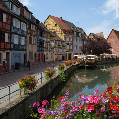 Vue de Colmar avec maisons à colombages et canaux fleuris dans la Petite Venise
