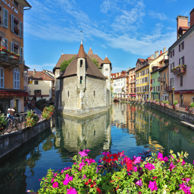 Vue sur les canaux d’Annecy avec le Palais de l’Isle et maisons colorées