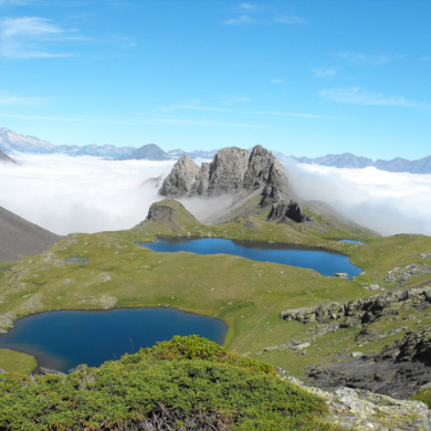 Paysage alpin avec lacs de montagne et sommets entourés de nuages