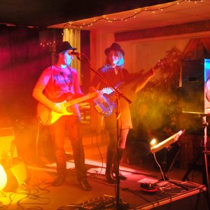 Musiciens jouant de la guitare et de la basse lors d’un concert live en soirée