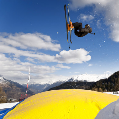 Skieur réalisant une figure freestyle en saut au-dessus d’un airbag
