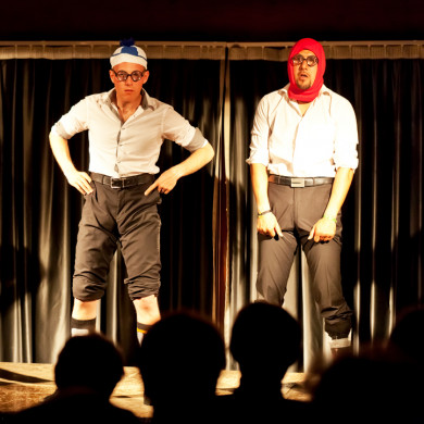 Duo d’artistes humoristiques jouant sur scène devant un public