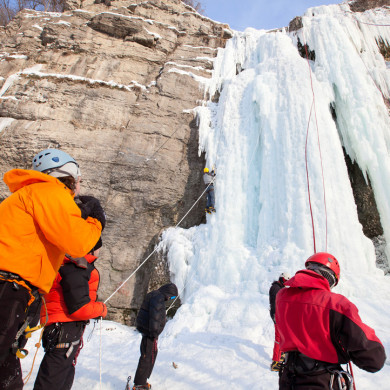 Groupe d’alpinistes pratiquant l’escalade sur une cascade de glace