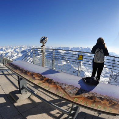Touriste admirant le panorama depuis le Pic du Midi de Bigorre à La Mongie dans les Pyrénées