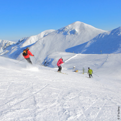 Ski alpin en pleine descente sur les pistes de Murol en Auvergne