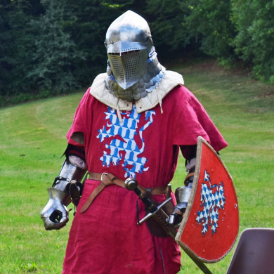 Chevalier en armure médiévale lors d’une animation historique près du château de Murol en Auvergne