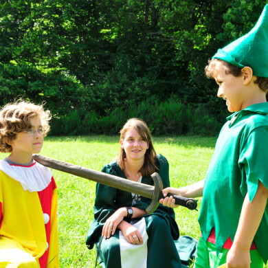 Animations médiévales pour enfants avec costumes et jeux de chevaliers à Murol en Auvergne