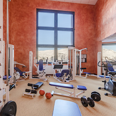 Salle de fitness équipée au village vacances Les Karellis en Savoie avec vue sur les montagnes