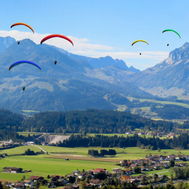 Parapente dans les Alpes au-dessus de la résidence Azureva Les Menuires
