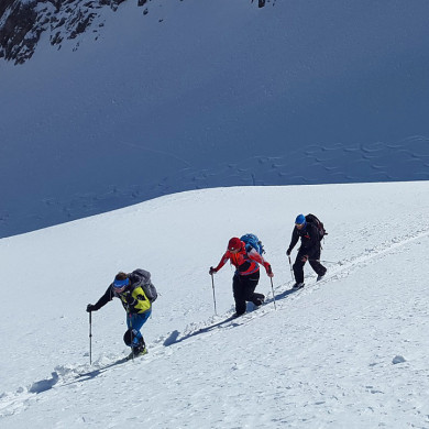 Groupe de randonneurs en raquettes sur la neige aux Menuires, séjour Azureva