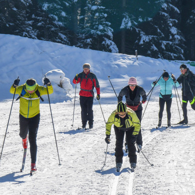 Groupe de skieurs pratiquant le ski nordique sur les pistes enneigées de La Clusaz