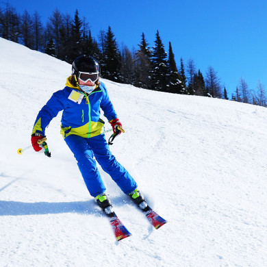 Skieur en descente sur les pistes enneigées d’Arêches-Beaufort