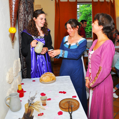 Atelier médiéval en costume au village vacances Azureva Murol