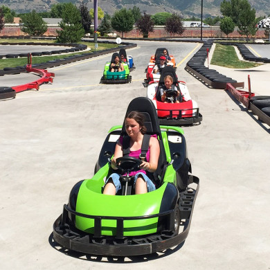 Jeunes en karting lors des vacances en famille à Metabief dans le Jura