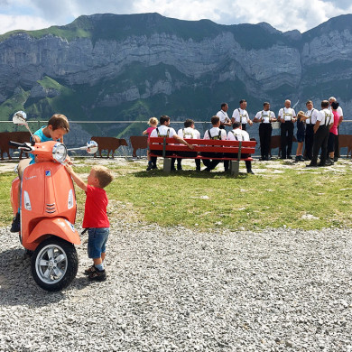 Vacances en famille dans les Alpes avec animations musicales en plein air