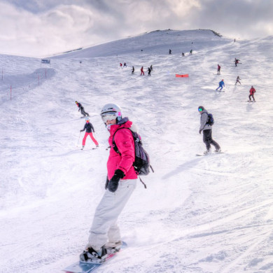 Snowboard et ski sur les pistes enneigées d’Arêches en Savoie