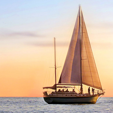 Voilier en mer au coucher du soleil