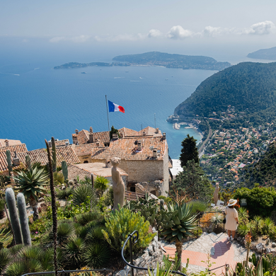 Vue panoramique sur la Côte d’Azur depuis le village perché d’Èze avec la mer Méditerranée en arrière-plan
