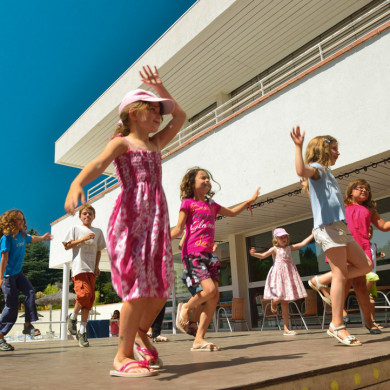 Enfants participant à une animation de danse en plein air dans un club de vacances