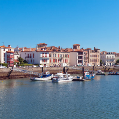 Port de plaisance avec bateaux et façades colorées à Saint-Jean-de-Luz