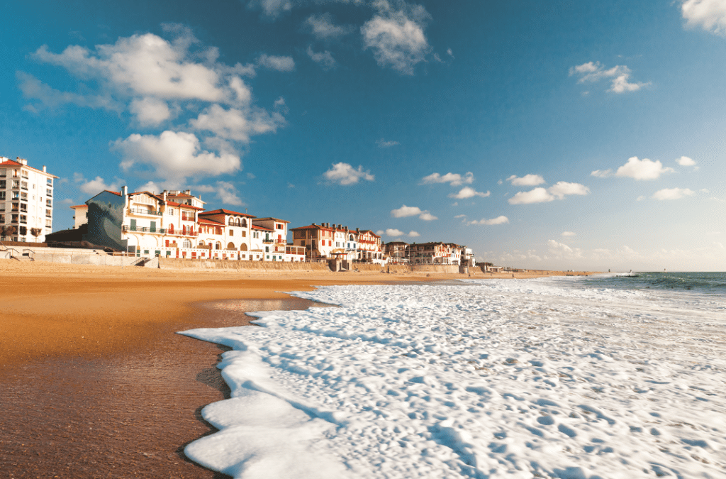 Plage de Saint-Jean-de-Luz avec vue sur les maisons basques en bord de mer
