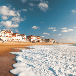 Plage de Saint-Jean-de-Luz avec vue sur les maisons basques en bord de mer
