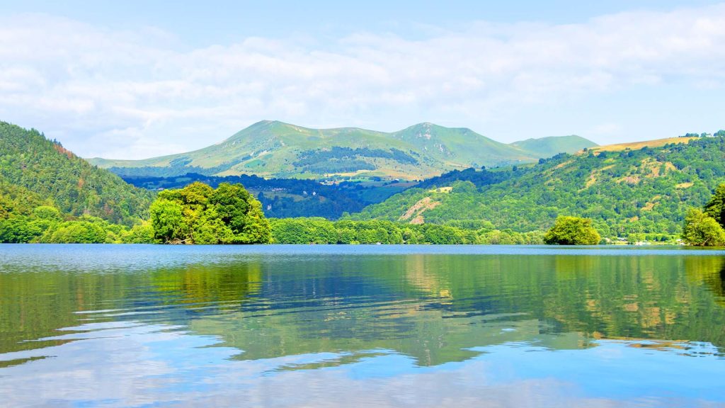 votre evasion en location de vacances azureva en montagne a murol 