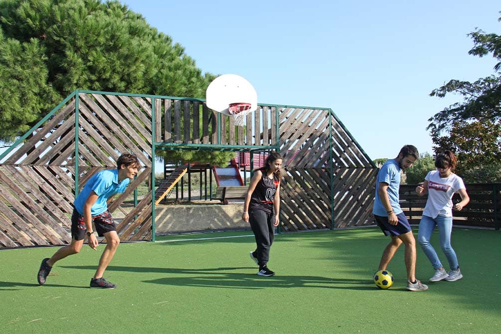 le terrain de sport du village vacances azureva au cap d'agde 