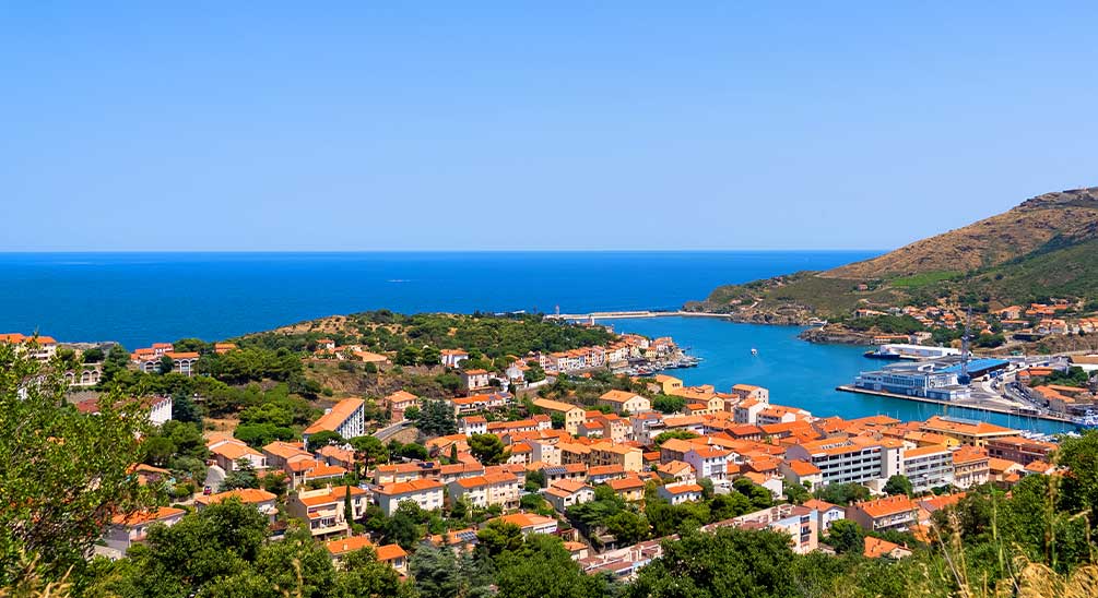 Vue panoramique sur Port-Vendres et la Côte Vermeille avec les toits typiques et la mer Méditerranée en arrière-plan