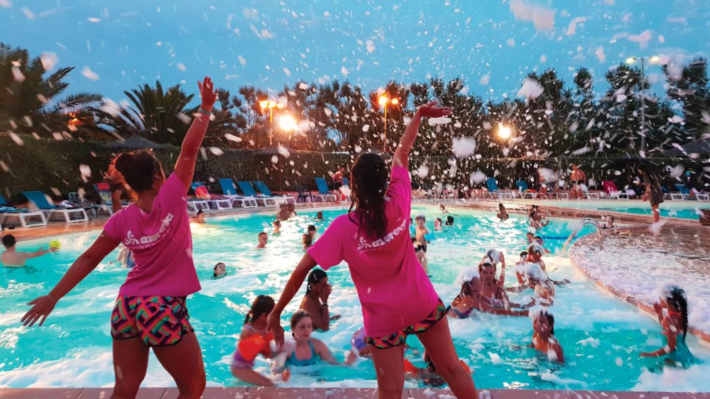 Soirée mousse à la piscine dans un village vacances Azureva