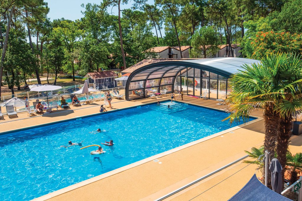 Piscine extérieure avec espace couvert dans le village vacances Azureva Ronce les-Bains