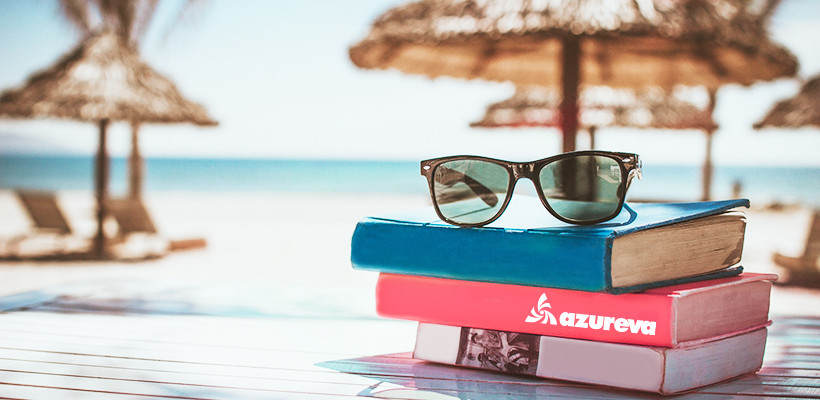 des livres pour la presse sur une plage