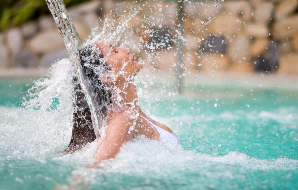 Femme profitant d’un jet d’eau massant dans un espace balnéo