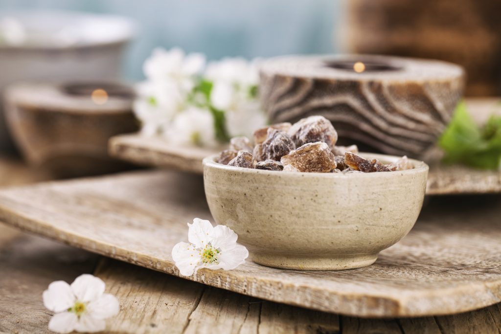 Ambiance spa et bien-être avec bougie, fleurs et sels minéraux