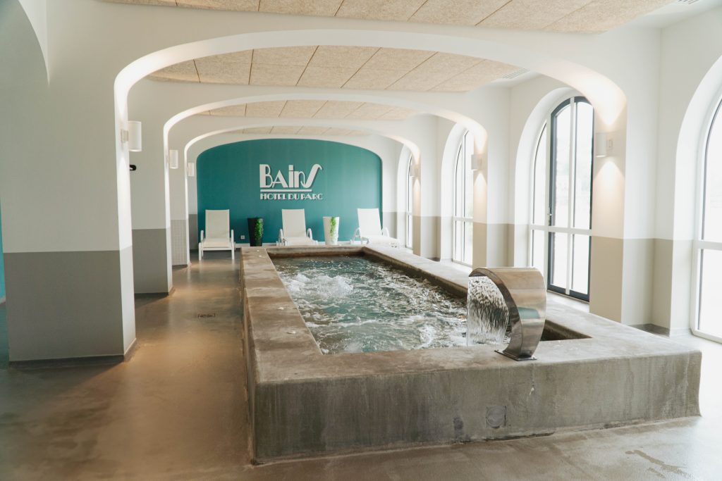 Espace bien-être avec bassin de balnéothérapie à l’Hôtel du Parc Azureva