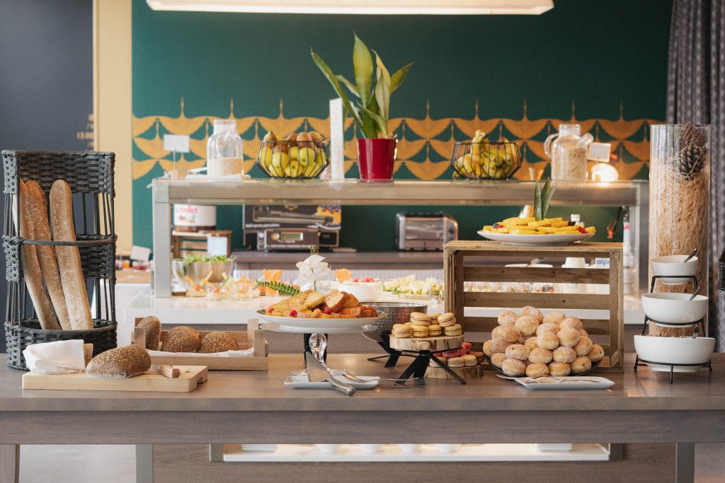Buffet de petit-déjeuner avec pains, viennoiseries, fruits et pâtisseries au village vacances Azureva