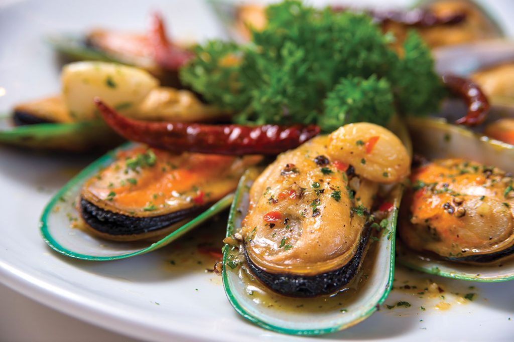 Assiette de moules farcies aux herbes et épices servies au restaurant Azureva