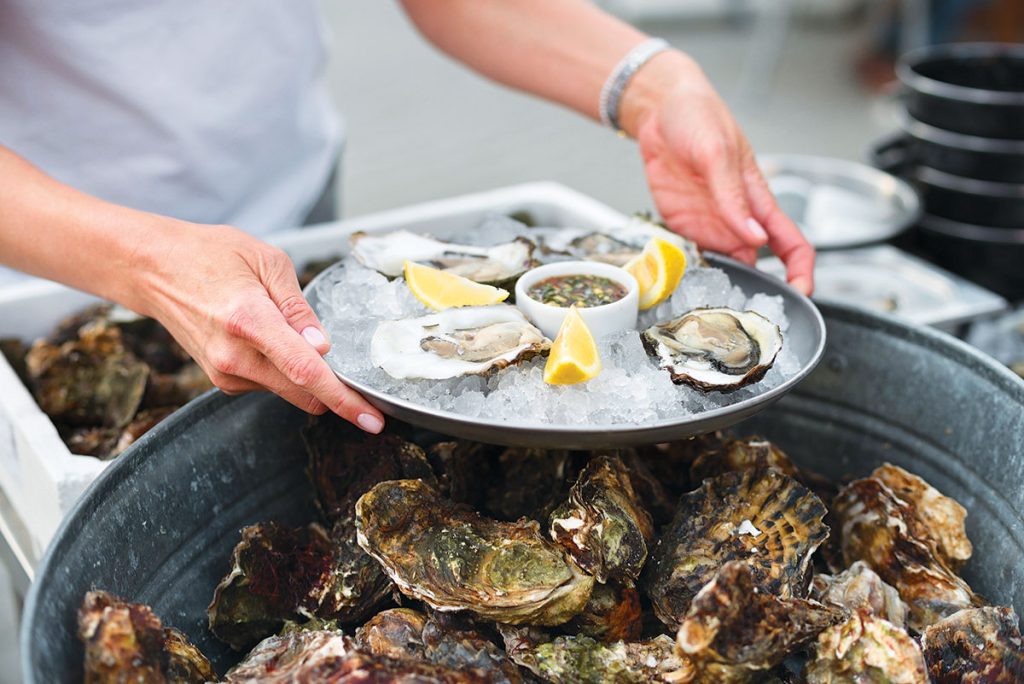 Plateau d’huîtres fraîches avec citron et sauce au village vacances Azureva