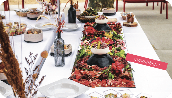 Buffet gourmand et coloré avec charcuterie, légumes et spécialités dans un village vacances